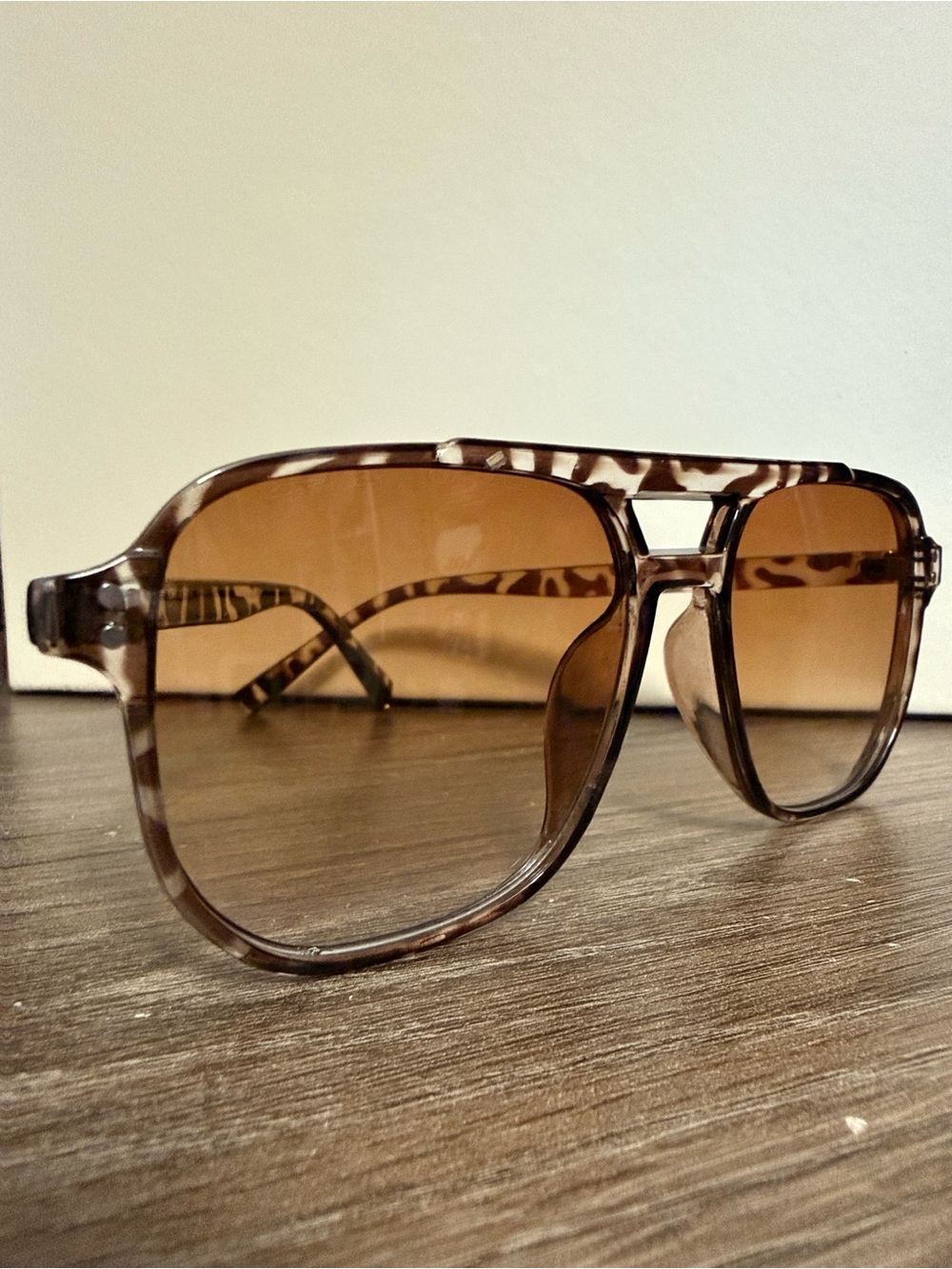 Women’s Tortoiseshell Sunglasses - Brown Gradient Lenses - Picture 7 of 8